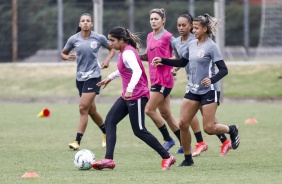 Katiscia e Giovanna durante atividade de hoje do Corinthians Feminino