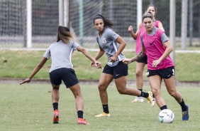 Zanotti e companheiras durante atividade de hoje do Corinthians Feminino