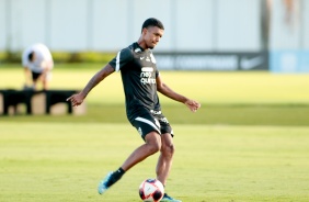 No CT Dr. Joaquim Grava, atacante Léo segue em treinamento sob o comando de Vagner Mancini