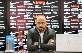 Alessandro durante coletiva de imprensa no CT