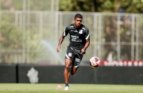Atacante Lo Natel durante treinamento do Corinthians no CT