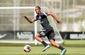 Cauê durante o treino do Corinthians no Centro de Treinamentos Joaquim Grava