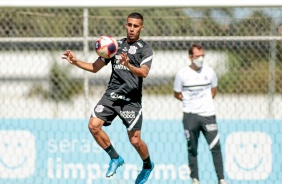 Gabriel durante treinamento do Corinthians no CT