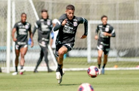 Gabriel Pereira durante treinamento do Corinthians no CT