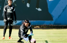 Goleiro Cássio e Matheus Donelli durante o treino do Corinthians no CT