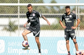 Luan e Lo Santos durante treinamento do Corinthians no CT