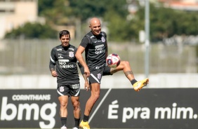 Os laterais Fagner e Fbio Santos durante treinamento do Corinthians no CT