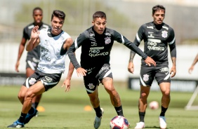 Roni e Gabriel Pereira durante treinamento do Corinthians no CT
