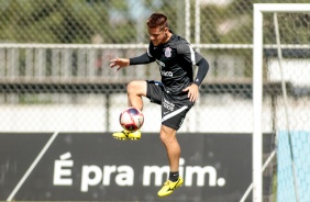 Volante Ramiro durante treinamento do Corinthians no CT