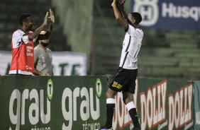 Cauê vai à beira do gramado comemora seu gol com Jô; jovem anotou contra o Guarani, em Campinas