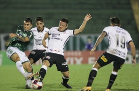 Fagner, Ramiro e Mosquito em ao no duelo entre Corinthians e Guarani, no Brinco de Ouro