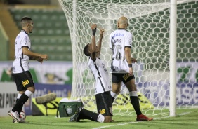 Gabriel, Cauê e Fábio Santos comemorando o gol da joia da base no jogo entre Corinthians e Guarani