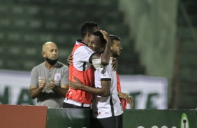 Jô abraça Cauê em comemoração ao gol marcado pelo garoto, contra o Guarani