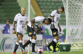 Cauê comemora com Vitinho e Fábio Santos seu gol contra o Guarani, em Campinas