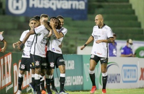 Elenco se reúne para comemorar o gol de Cauê contra o Guarani, pelo Campeonato Paulista