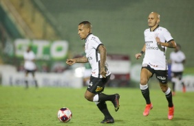 Otero e Fábio Santos no jogo disputado entre Corinthians e Guarani, pelo Paulista