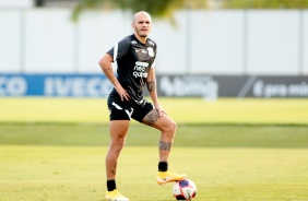 Lateral Fbio Santos durante treino do Corinthians no CT Joaquim Grava