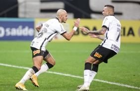Fábio Santos e Luan comemorando o gol do lateral contra o São Bento, na Neo Química Arena