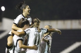 Elenco do Corinthians Feminino comemorando a vitria pela estreia do Brasileiro, contra o Napoli