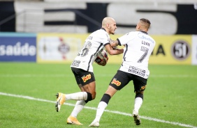 Fábio Santos e  Luan durante duelo entre Corinthians e São Bento, na Neo Química Arena