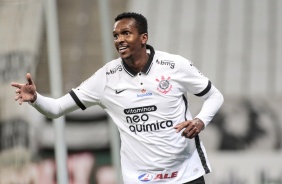 Jô comemora seu gol, marcando na Neo Química Arena, contra o Ituano