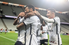 Jogadores comemoram o gol de Otero, contra o Ituano, na Neo Química Arena