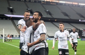 Otero, Camacho e companheiros comemorando o gol do venezuelano, contra o Ituano