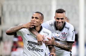Otero comemora com Luan, seu gol contra o Ituano, na Neo Química Arena
