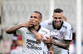 Otero comemora com Luan, seu gol contra o Ituano, na Neo Qumica Arena