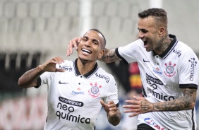 Otero e Luan comemorando o gol do venezuelano, contra o Ituano, na Neo Química Arena