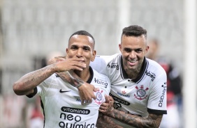 Otero e Luan felizes com o gol do venezuelano, pelo Campeonato Paulista, na Neo Química Arena
