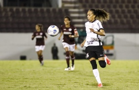 Adriana em combate no jogo entre Corinthians e Ferroviria, pelo Brasileiro Feminino