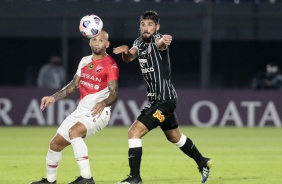 Bruno Mndez na partida contra o River Plate-PR, no estdio Defendores del Chaco, pela Sul-Americana