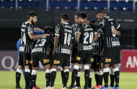 Elenco do Corinthians antes do  jogo contra o River Plate-PR, no Defensores del Chaco