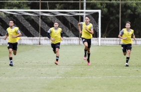 Jogadores do elenco Sub-20 do Corinthians durante atividade do dia