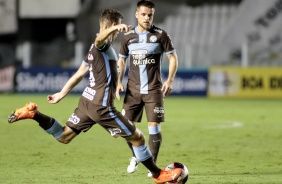Lucas Piton e Ramiro durante duelo contra o Santos, pelo Campeonato Paulista, na Vila Belmiro