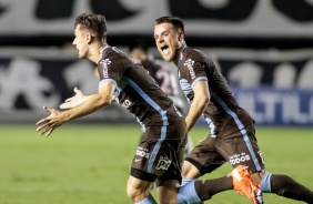 Piton e Ramiro comemoram o segundo gol do Corinthians contra o Santos, na Vila Belmiro