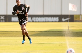 Jô durante último treino do Corinthians antes do jogo contra o Peñarol, pela Sul-Americana