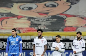 Elenco do Corinthians pronto para começar a partida contra o Penãrol, pela Sul-Americana