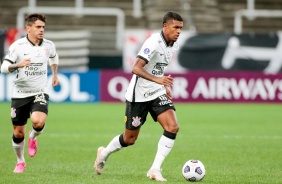Fagner e Léo Natel na partida entre Corinthians e Peñarol, pela Copa Sul-Americana, na Arena