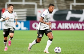 Fagner e Lo Natel na partida entre Corinthians e Pearol, pela Copa Sul-Americana, na Arena