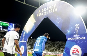 Gil e Cássio entrando em campo para duelo contra o Peñarol, pela Copa Sul-Americana