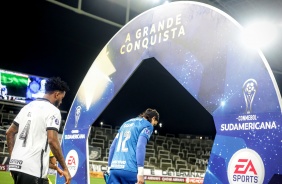 Gil e Cssio entrando em campo para duelo contra o Pearol, pela Copa Sul-Americana