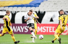 Meia Luan na partida entre Corinthians e Peñarol, pela Copa Sul-Americana, na Neo Química Arena