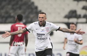 Luan comemora muito seu gol contra o So Paulo, na Neo Qumica Arena