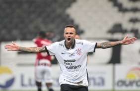 Luan feliz com seu gol contra o So Paulo, na Neo Qumica Arena