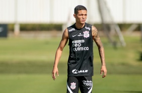 Adson no treino preparatrio para jogo entre Corinthians e Huancayo, pela Sul-Americana