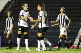 Crivelari e Jheniffer durante jogo entre Corinthians e Botafogo, pelo Campeonato Brasileiro Feminino