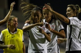 Elenco e Adriana durante jogo entre Corinthians e Botafogo, pelo Campeonato Brasileiro Feminino