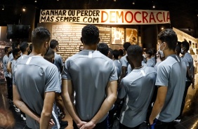 Elenco Sub-17 do Corinthians faz Visita ao Memorial do Clube